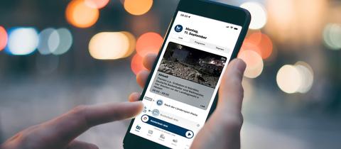 Smartphone mit der neuen hr-iNFO-App