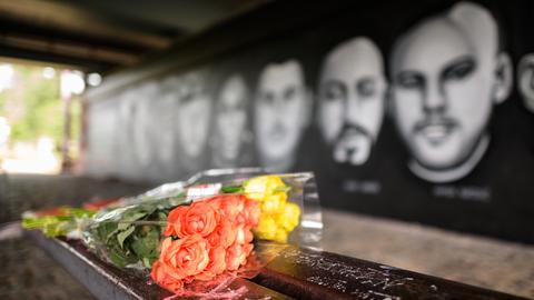 Graffiti, welches unter der Friedensbrücke in Frankfurt an die Opfer des rechten Terroranschlages von Hanau erinnert