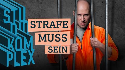 Der Host steht hinter Gittern, trägt einen orange farbenenden Gefängnis-Overall und schaut grimmig in die Kamera