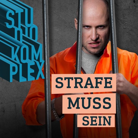 Der Host steht hinter Gittern, trägt einen orange farbenenden Gefängnis-Overall und schaut grimmig in die Kamera