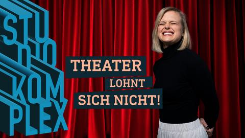 Die Hostin steht vor einem roten Theatervorhang, kneift die Augen fest zu und beißt sich auf die Zähne