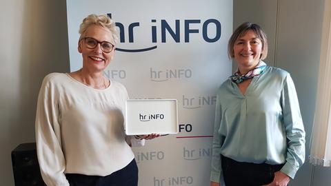 Bärbel Schäfer mit hr-iNFO-Moderatorin Mariela Milkowa