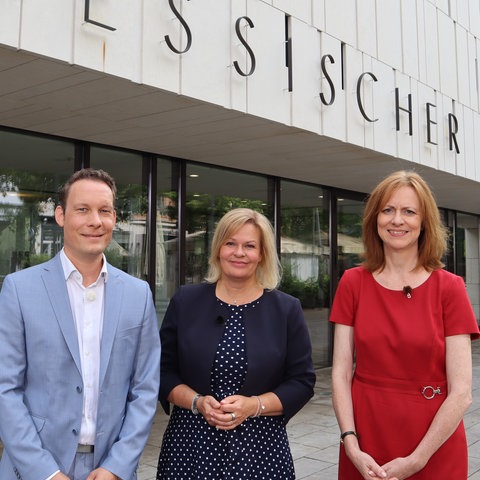 Nancy Faeser, SPD-Spitzenkandidatin für die Landtagswahl in Hessen, mit Ute Wellstein, Leiterin des hr-Landtagsstudios, und Landtagskorrespondent Christoph Scheld.