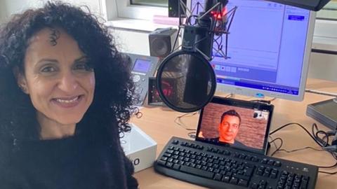 hr-iNFO-Redakteurin Susan Kades mit Thorsten Havener
