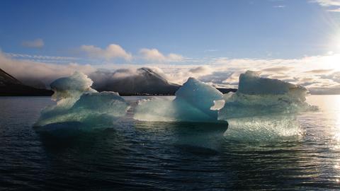 Ein Eisberg in der Arktis
