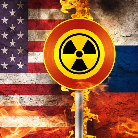 Suejtbild: Im Vordergrund sind Flammen um ein "Nuklear"-Warnschild zu sehen, im Hintergrund die amerikanische und die russische Flagge.