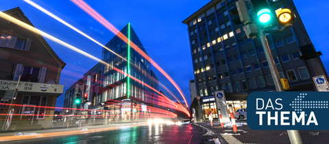 Straße mit bunten Lichtern
