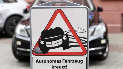 Verkehrsschild mit der Aufschrift "Autonomes Fahrzeug kreuzt"