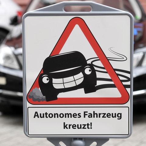 Verkehrsschild mit der Aufschrift "Autonomes Fahrzeug kreuzt"