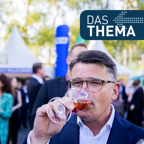Boris Rhein (CDU, l), Ministerpräsident von Hessen, und Friedrich Merz, CDU-Bundesvorsitzender, trinken beim Hessenfest in der Hessischen Landesvertretung beim Bund Wein.