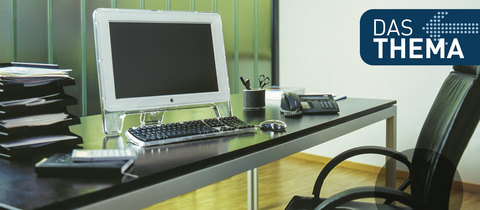 Leerer Bürostuhl vor einem Schreibtisch im Büro