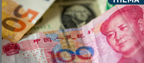 Eine Chinesische 100 Yuan-Banknote (vorne), ein 1 US-Dollar Geldschein (M) und eine 50-Euro-Banknote (l) liegen auf einem Tisch