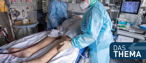 Pflegekräfte versorgen einen schwer an Covid erkrankten Patienten auf der Corona-Intensivstation des Klinikums in Fulda. 