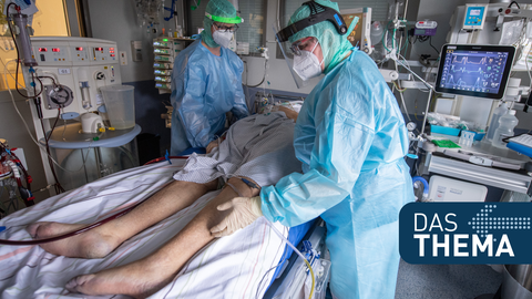 Pflegekräfte versorgen einen schwer an Covid erkrankten Patienten auf der Corona-Intensivstation des Klinikums in Fulda. 