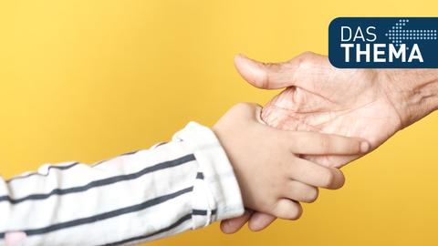 Eine junge und eine alte Hand werde gereicht
