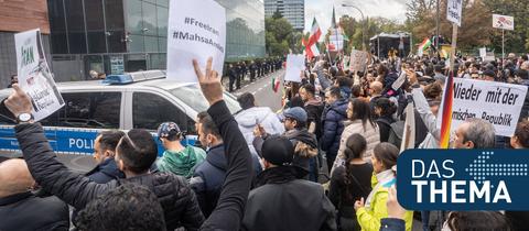 Demonstranten vor dem iranischen Generalkonsulat in Frankfurt