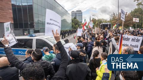Demonstranten vor dem iranischen Generalkonsulat in Frankfurt