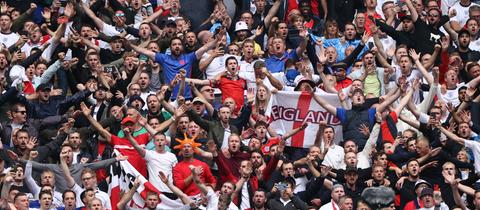 Englische Fans feiern im Wembley-Stadion