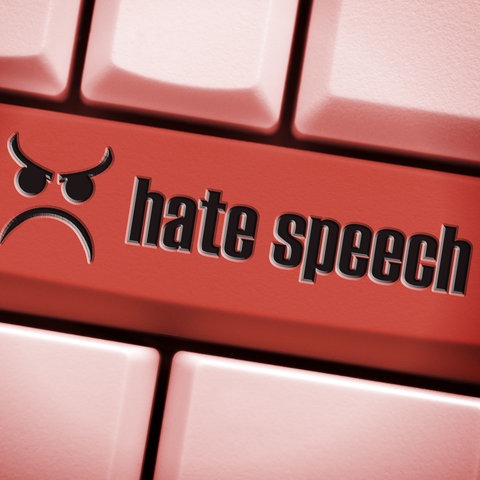 Eine Tastatur mit der roten Taste "Hate speech"