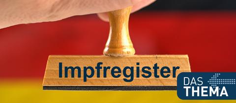 Auf einem Stempel steht das Wort "Impfregister", im Hintergrund ist verschwommen die deutsche Fahne zu sehen.