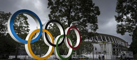 Ein Ornament der Olympischen Ringe vor dem Nationalstadion in Tokio