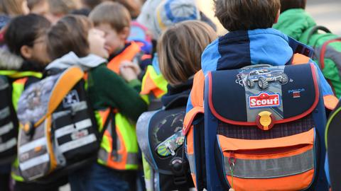  Schüler sind am 21.04.2017 in Frankfurt am Main (Hessen) nahe einer Grundschule unterwegs.