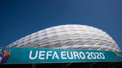 Ein Banner mit der Aufschrift „UEFA Euro 2020“ hängt vor der Allianz Arena.