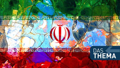 Flagge des Iran mit Rissen
