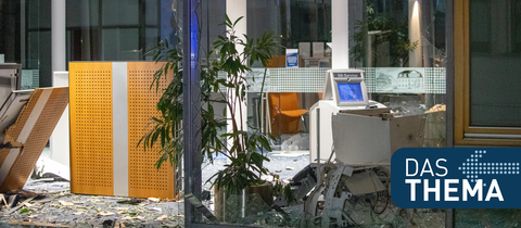 Scherben liegen nach einer Geldautomaten-Sprengung in der Filiale eine Bank.  