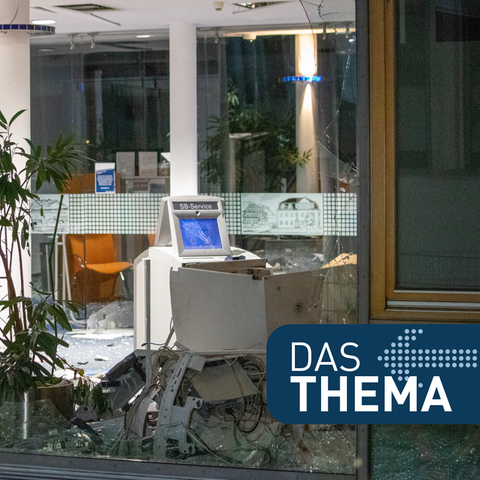 Scherben liegen nach einer Geldautomaten-Sprengung in der Filiale eine Bank.  