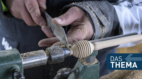 Handwerker arbeitet an einer Drechselmaschine