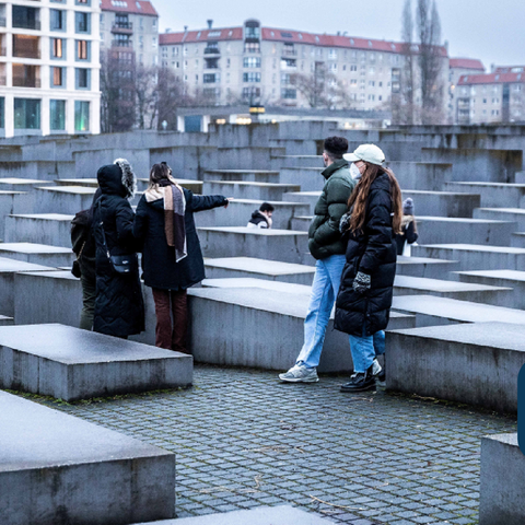 Junge Menschen im Stelenfeld des Mahnmals für die ermordeten Juden Europas