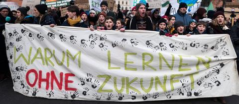 Eine Schülerdemo in Berlin, auf einem Plakat steht "Warum lernen ohne Zukunft"