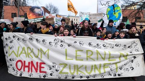 Eine Schülerdemo in Berlin, auf einem Plakat steht "Warum lernen ohne Zukunft"
