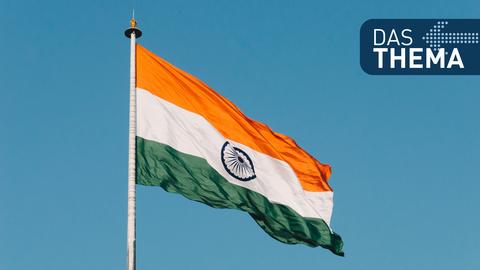 Eine indische Nationalflagge weht im Wind