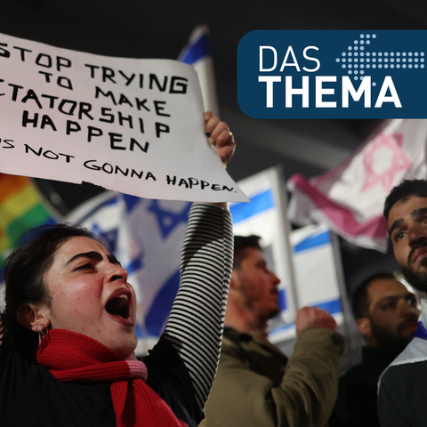 Israelische Demonstranten nehmen an einer Anti-Regierungs-Demonstration in Tel Aviv teil