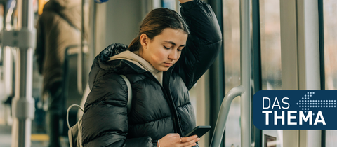 Jugendliche mit Smartphone im Bus