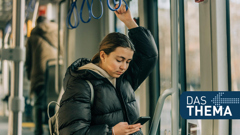 Jugendliche mit Smartphone im Bus