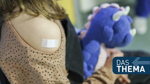 Sujetbild: Ein Kind hat nach einer Impfung ein Pflaster auf der Schulter