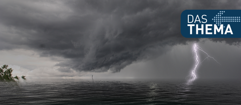 Dunkles Meer mit Gewitter darüber 