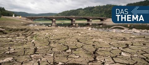 Ausgetrockneter Boden des Edersees nahe der Aseler Brücke im Jahr 2018 nach monatelanger Trockenheit, die Brücke liegt normalerweise weit unter dem Wasserspiegel.