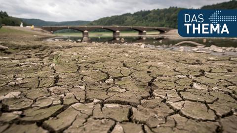 Ausgetrockneter Boden des Edersees nahe der Aseler Brücke im Jahr 2018 nach monatelanger Trockenheit, die Brücke liegt normalerweise weit unter dem Wasserspiegel.