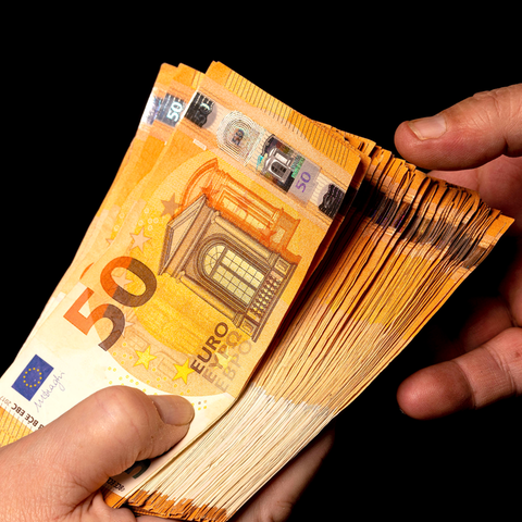 Barzahlung mit einer Handvoll 50 Euro Banknoten