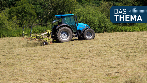 Ein  Traktor wendet ein abgemähtes Weizenfeld in Bad Soden Salmünster