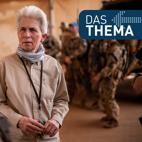 Marie-Agnes Strack Zimmermann (FDP), Vorsitzende des Verteidigungsausschusses des Bundestags, spricht mit Soldaten der Bundeswehr 