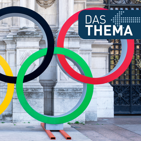 Olympische Ringe zu den Sommerspielen 2024 vor dem Rathaus von Paris