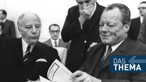 Der damalige Bundeskanzler Willy Brandt (r), der damalige Bundesaußenminister und Vizekanzler Walter Scheel (l) und der damalige Staatssekretär Egon Bahr (M) studieren Akten vor der Sitzung über die Billigung der Ostverträge im Bundesrat in Bonn.