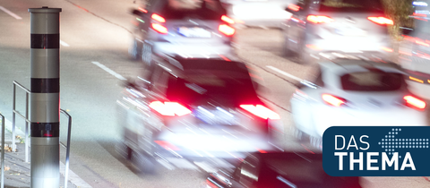 Blitzer auf einer schnell befahrenen Straße