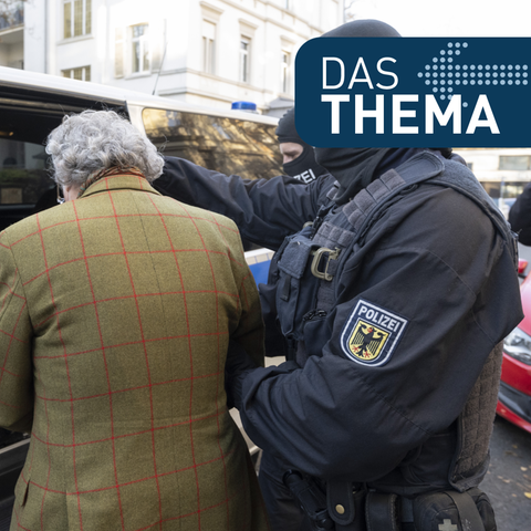 Bei einer Razzia gegen sogenannte "Reichsbürger" führen vermummte Polizisten nach der Durchsuchung eines Hauses Heinrich XIII Prinz Reuß (l) zu einem Polizeifahrzeug. 