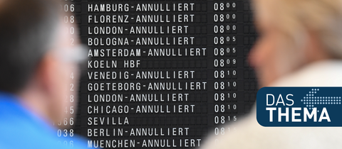 Fluggäste stehen im Terminal 1 des Frankfurter Flughafens vor einer Anzeigetafel, auf der annullierte Flüge angezeigt sind. 